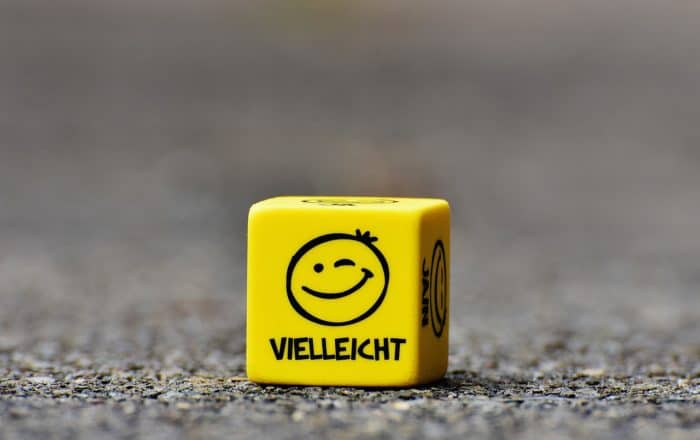 A yellow cube with the German word for "maybe"