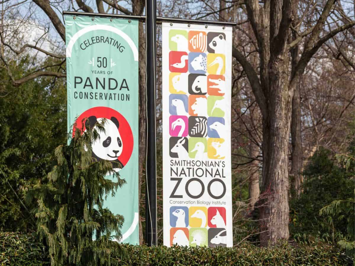 Sign at the Entrance to the Smithsonian National Zoo in Washington DC