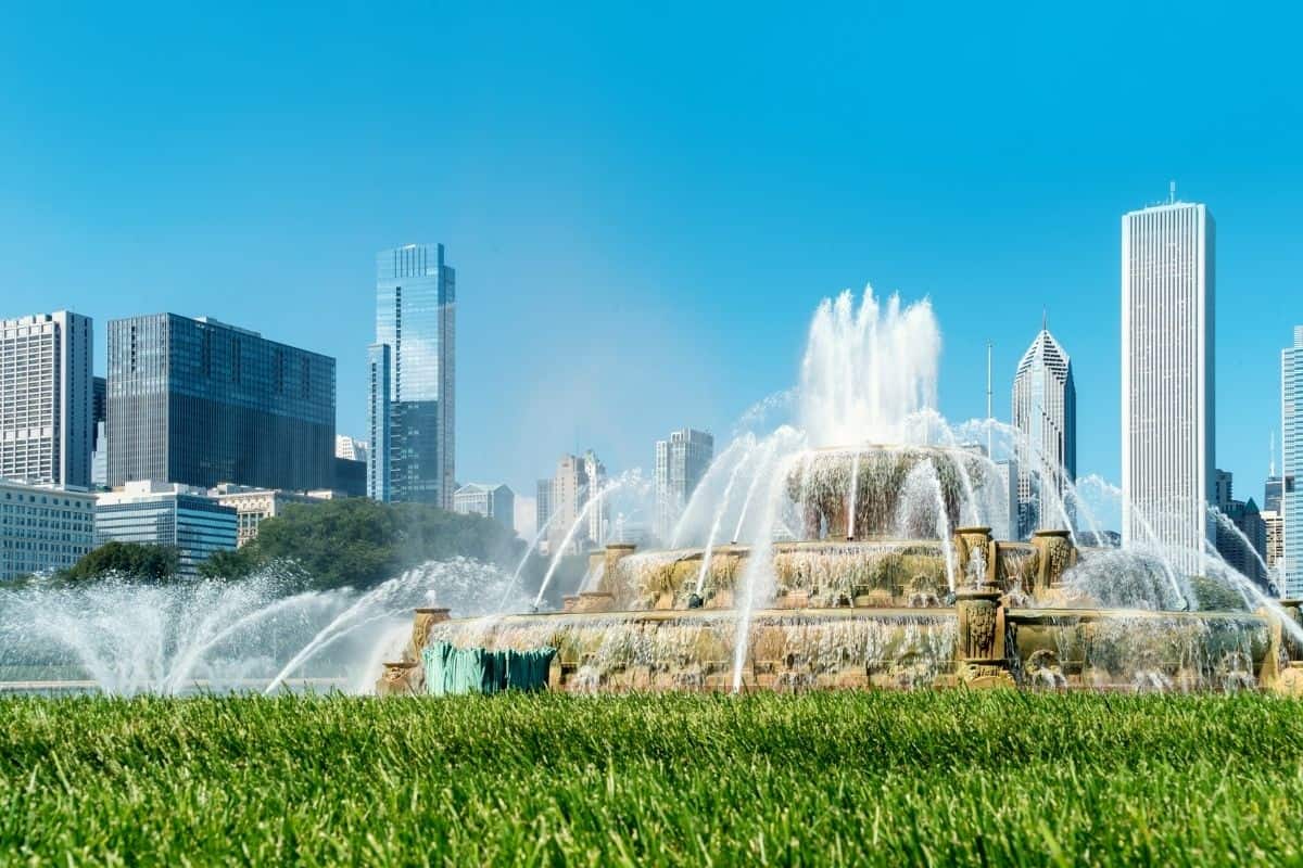 Buckingham Fountain in Grant Park with the Chicago skyline in the background