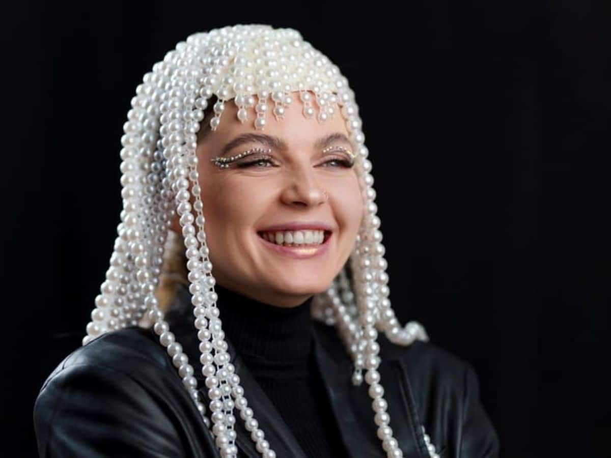 A woman wearing a pearl wig.