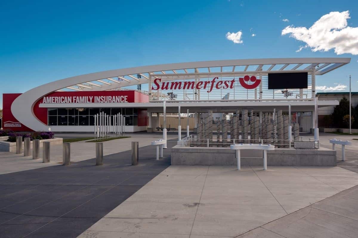 A building with a sign that says summerfest.